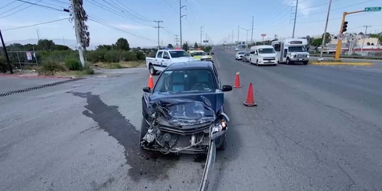 Conductor ignora luz roja, choca y vuelca en Saltillo