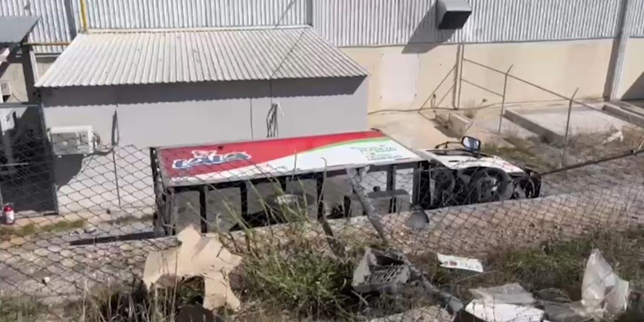 Chofer daña vehículos y vuelca al interior de un supermercado en Saltillo
