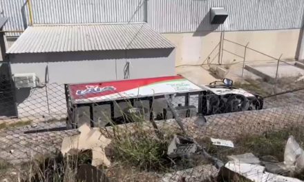 Chofer daña vehículos y vuelca al interior de un supermercado en Saltillo