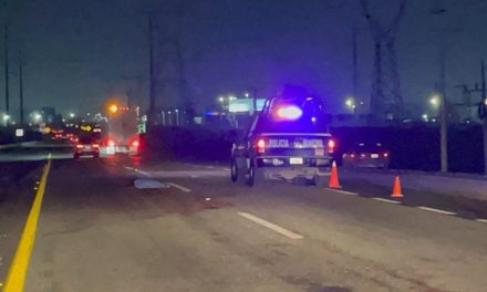 Hombre intenta cruzar la carretera y pierde la vida cuando un tráiler le pasa por encima en la Saltillo-Monterrey