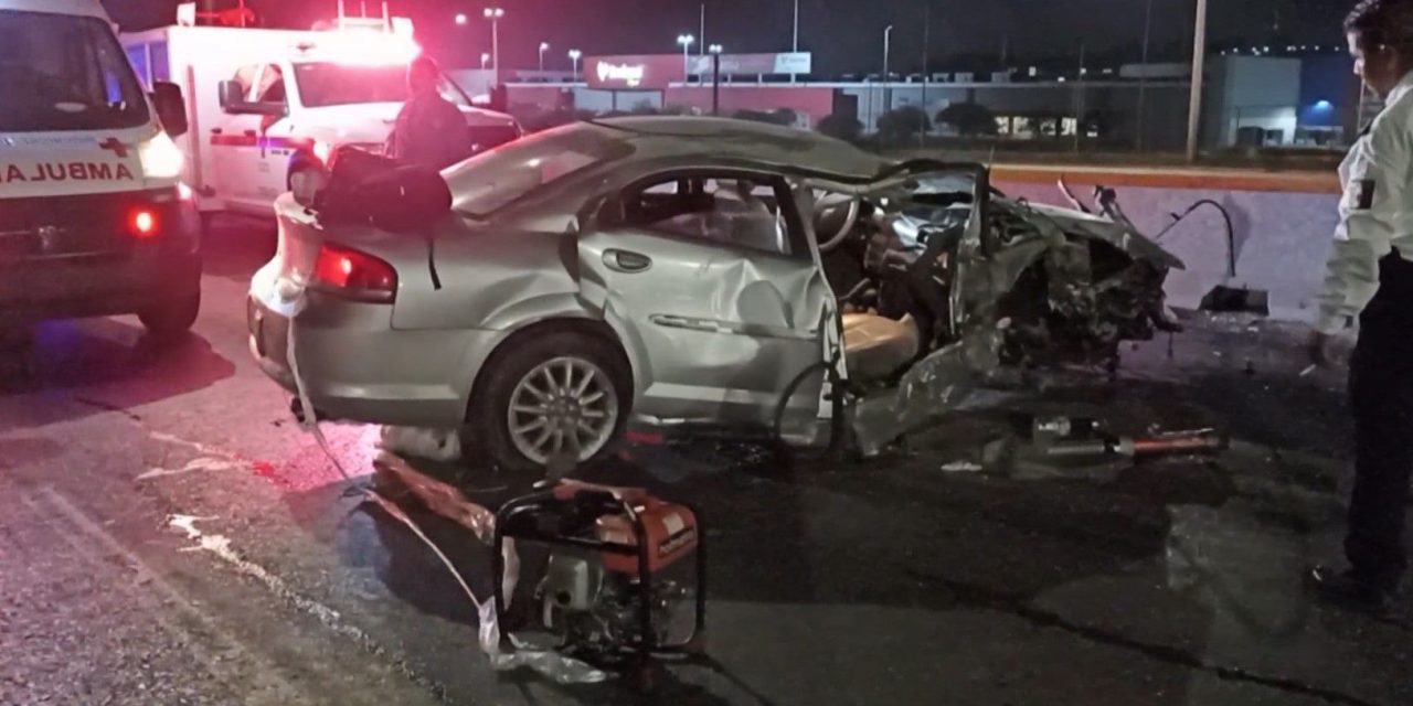 Joven deja prensada a su acompañante tras destruir su auto en Saltillo
