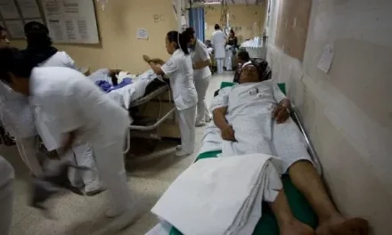 Destruye Morena Servicio Médico del país