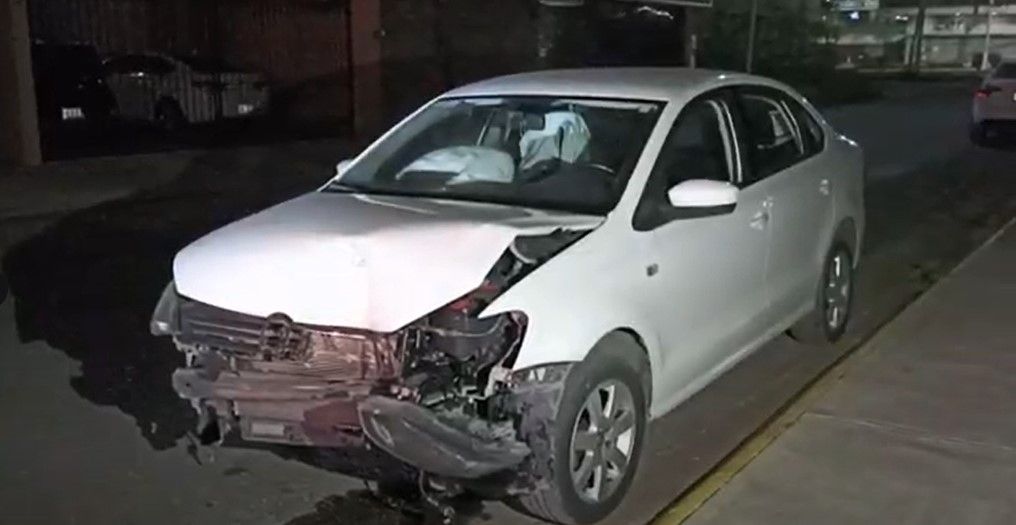Durante la madrugada conductor huye tras derribar un poste en Saltillo