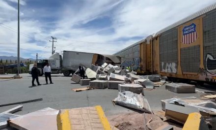 Tráiler intenta ganarle el paso al tren y termina con decenas de muebles que llevaba destruidos