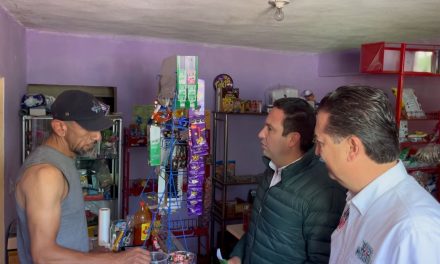 Javier Díaz realiza toca toca acompañado de militantes en Saltillo