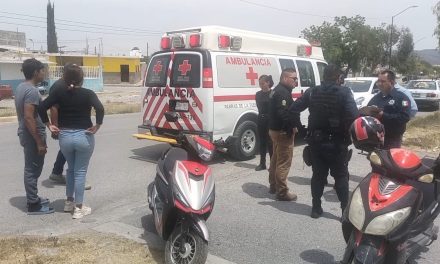 Joven motociclista es arrollada por una camioneta en Parras de la Fuente