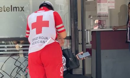 Le cae encima un anuncio publicitario a mujer en Saltillo