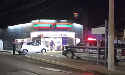 Mujer recibe fuerte golpe tras ser asaltada en una tienda de conveniencia en Saltillo