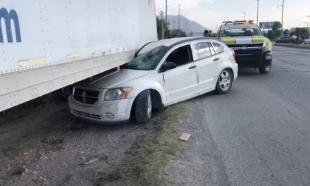 Madre e hija se llevan gran susto al chocar contra un tráiler en Saltillo