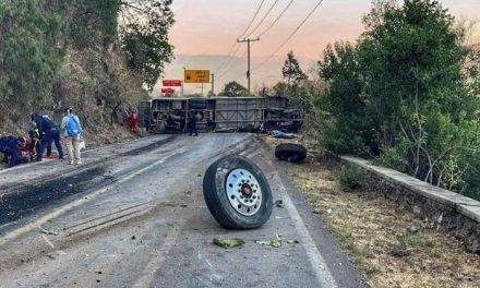 Tragedia en Edomex; camión con peregrinos vuelca y deja 14 muertos y 31 lesionados