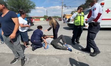 Manda a dos jóvenes al hospital en Saltillo