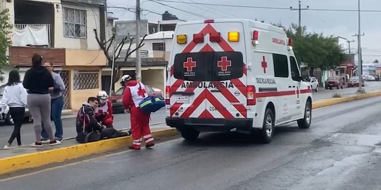 Motociclista derrapa y cae en boulevard de Saltillo