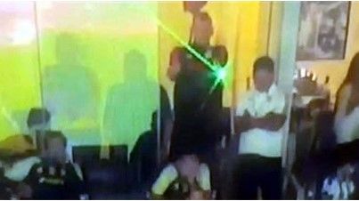 Nahuel Guzmán es captado molestando con un láser a Esteban Andrada y lo sacan del palco