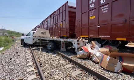 Otro conductor intenta ganarle el paso al tren y choca en Ramos Arizpe