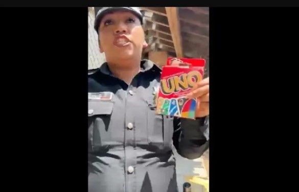 Policías buscaban detener a tres jóvenes en Toluca… ¡por estar jugando al UNO!