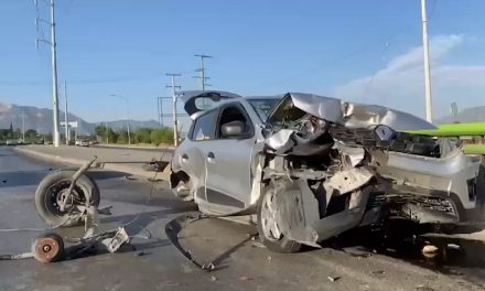 Por exceso de velocidad, provoca aparatoso accidente