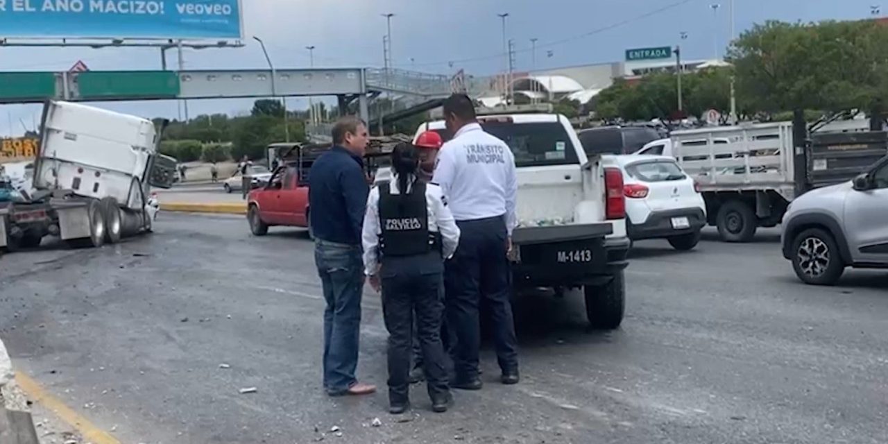 Provoca trailero aparatoso accidente en LEA