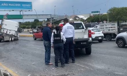 Provoca trailero aparatoso accidente en LEA