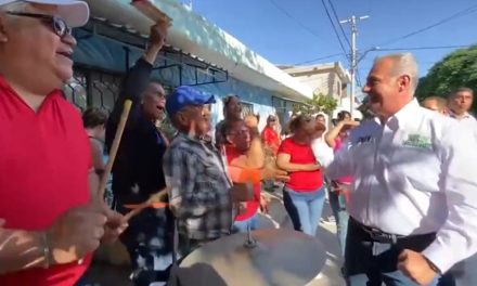 Román Alberto Cepeda recorre colonias del sur de Torreón