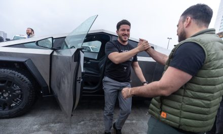 La Cybertruck que utiliza Samuel García… está registrada en Texas a nombre de su vecino