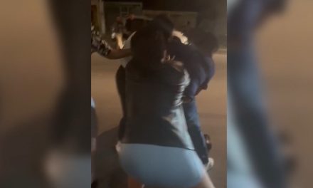¡Se dan con todo! Captan pelea entre mujeres afuera de un bar en Parras