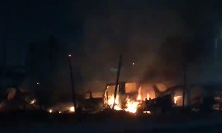 Se incendia yonque de autos en Saltillo