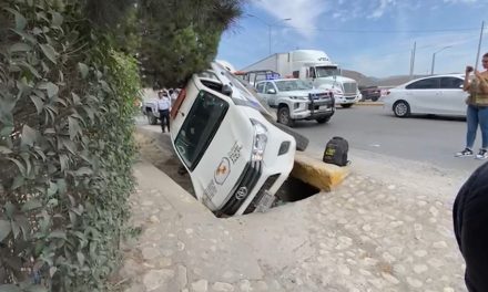 Intenta ganarle el paso al tren y se lo lleva en Saltillo