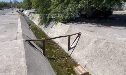 Sigue sucio el canal pluvial de la Ciudad Deportiva