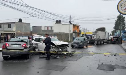 Así fue la tragedia en la colonia Fundadores;  tractocamión embiste autos y mata a peatón