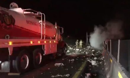 Volcadura en ‘Los Chorros’ provoca fuerte incendio; el conductor se salva de morir