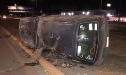 Vuelca hombre y huye del lugar en Saltillo