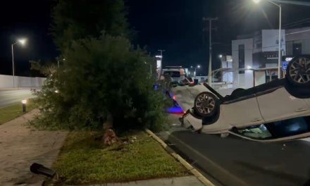 Hombre  vuelca y abandona su camioneta al norte de Saltillo