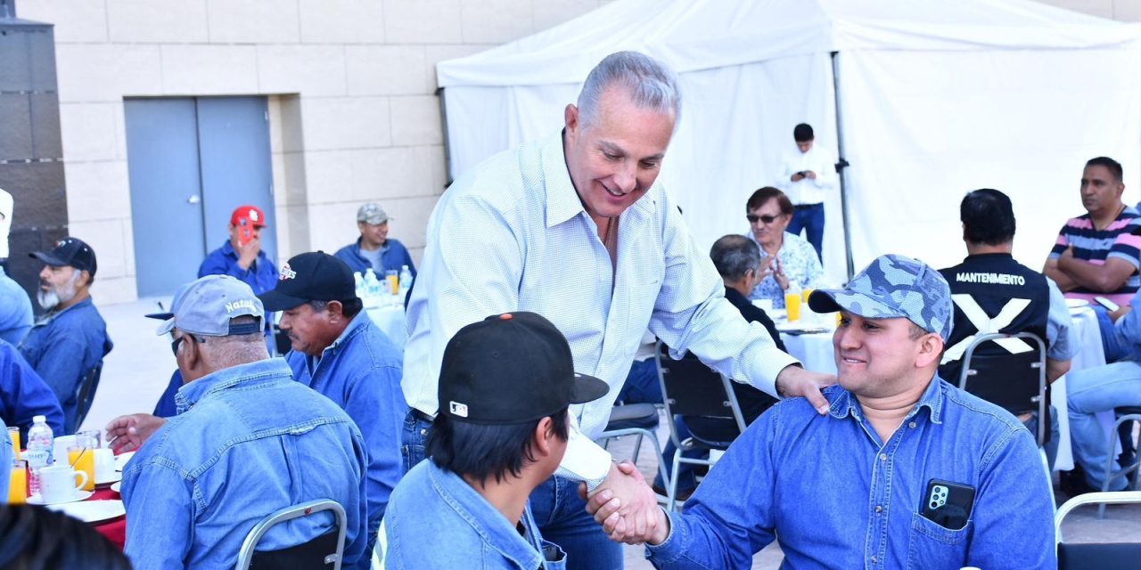 Román Cepeda reconoce trabajo de colaboradores del sindicato minoritario