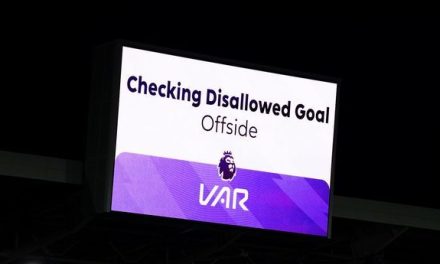 Veinte equipos de la Premier League consideran eliminar el VAR