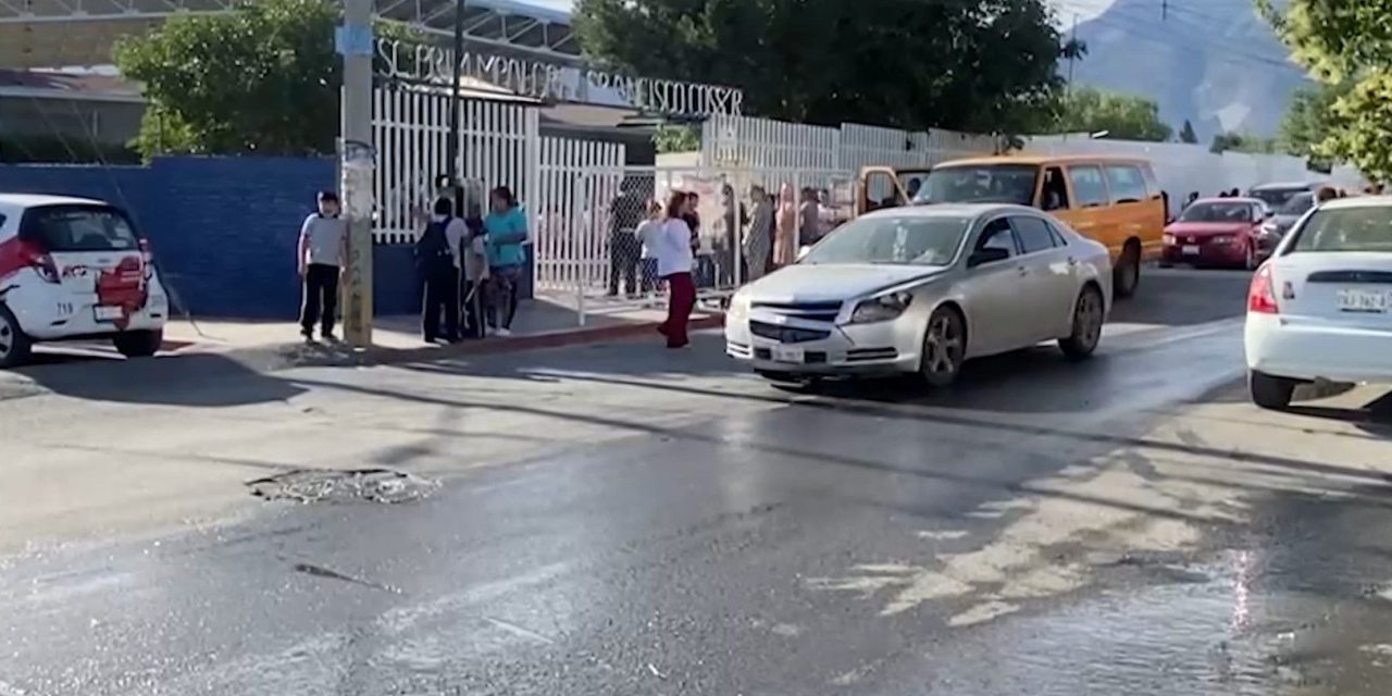 Alumnos de escuela en Saltillo caminan entre aguas negras