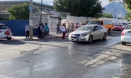 Alumnos de escuela en Saltillo caminan entre aguas negras
