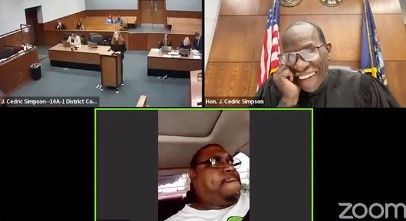 Hombre tenía licencia suspendida y hace su audiencia virtual… mientras conducía un auto