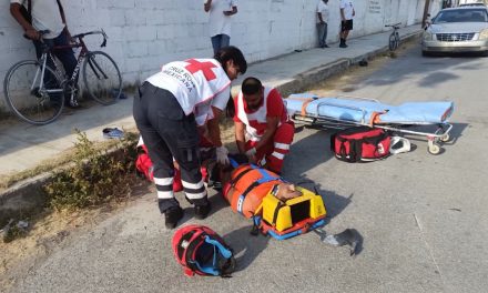 Cae joven de motocicleta y termina en estado grave en un hospital en Parras
