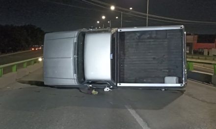 Choca contra el muro y vuelca en Saltillo