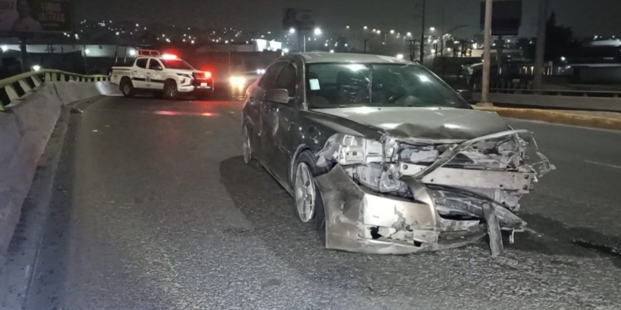 Choca tras reventarse una llanta en Saltillo