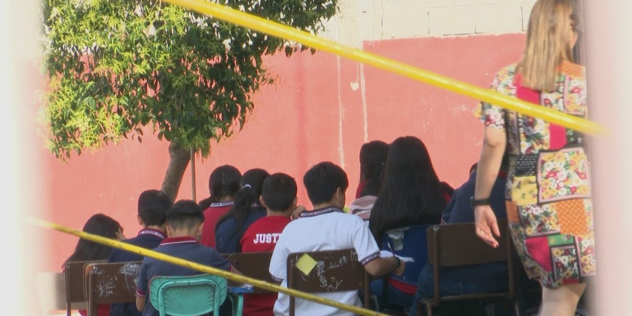 Clases al aire libre en la primaria Ramón Garza de Saltillo