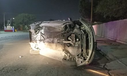 Saltillo: Conductor pasó volando sobre un vado, perdió el control y acabó volcado