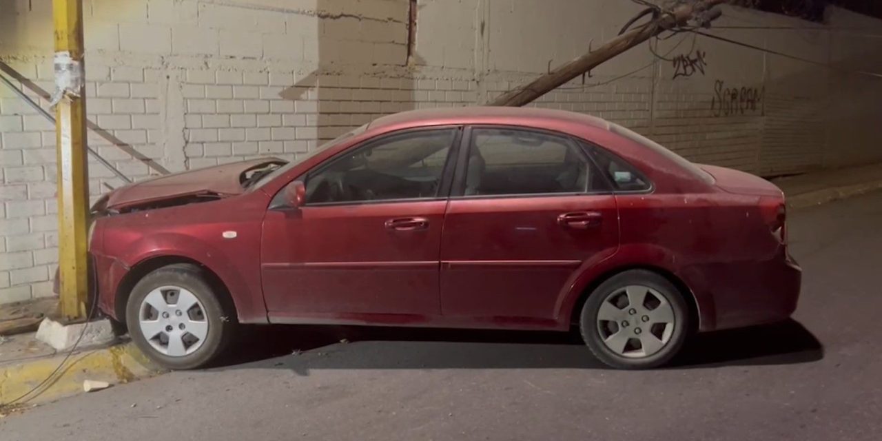 Conductor choca y abandona su automóvil en Saltillo