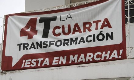 Sorprenden a funcionario federal repartiendo publicidad