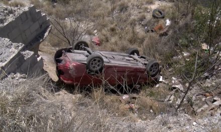 Despistado conductor cae a barranco de 4 metros en Monclova