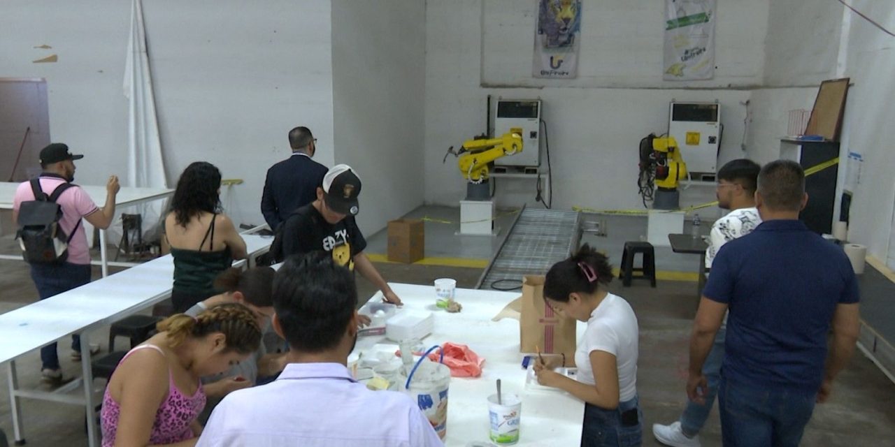 Dona empresa Martinrea tres robots a institución educativa