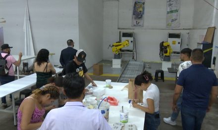 Dona empresa Martinrea tres robots a institución educativa