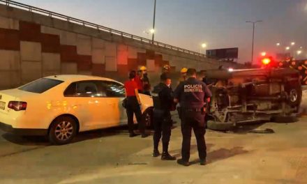 Ebrio impacta auto familiar y causa aparatoso accidente en Ramos Arizpe