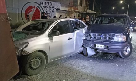 Enfiestada le pisa y provoca accidente en Saltillo