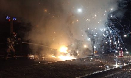 Falla mecánica reduce a cenizas una camioneta al norte de Saltillo